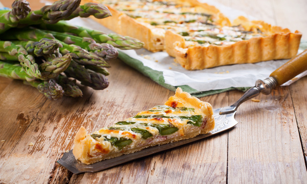 Quiche agli asparagi, la ricetta per un piatto fresco e delizioso