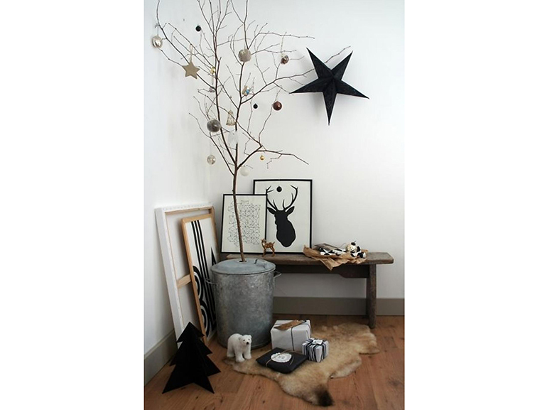 1-natale-minimal-chic-come-decorare-la-casa-albero-spoglio