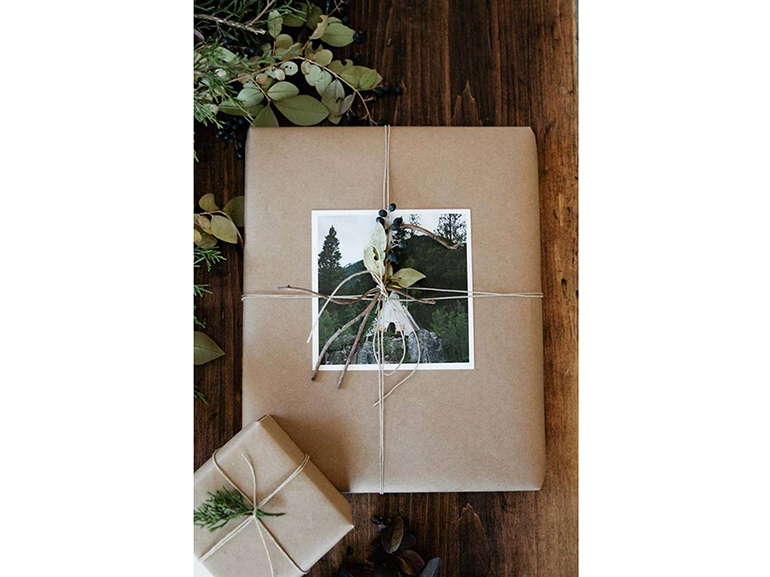 20-natale-minimal-chic-come-decorare-la-casa-pacchetti-regalo-minimal-carta-pacchi-con-foto-personalizzata
