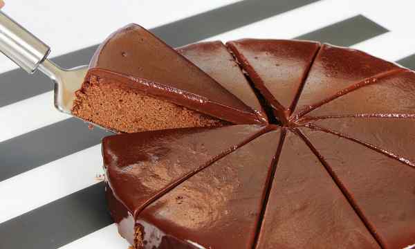 Giornata Mondiale della torta, la ricetta della classica torta al cioccolato