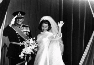 La Regina Sonja di Norvegia: Storia dell’abito da sposa commissionato presso i Grandi Magazzini
