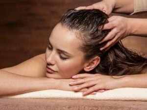 Massaggio al cuoio capelluto: i vantaggi per la salute dei capelli e non solo