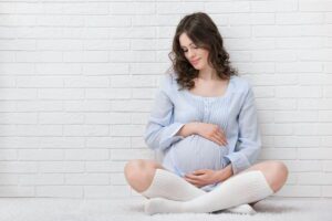 Guida allo stile in gravidanza: consigli su cosa indossare per sentirsi eleganti e comode